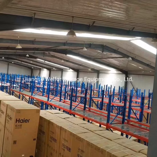 Выборочные сверхмощные стальные паллетные стеллажи для хранения на промышленных складах.