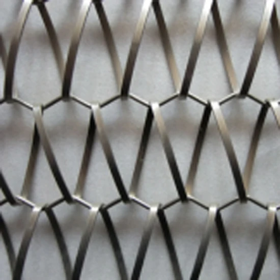 Декоративная металлическая перегородка из проволочной сетки.
